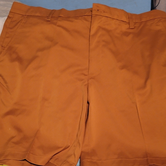 Men's plus size Amazon Essentials dark khaki shorts size 42 NWT - Picture 4 of 9